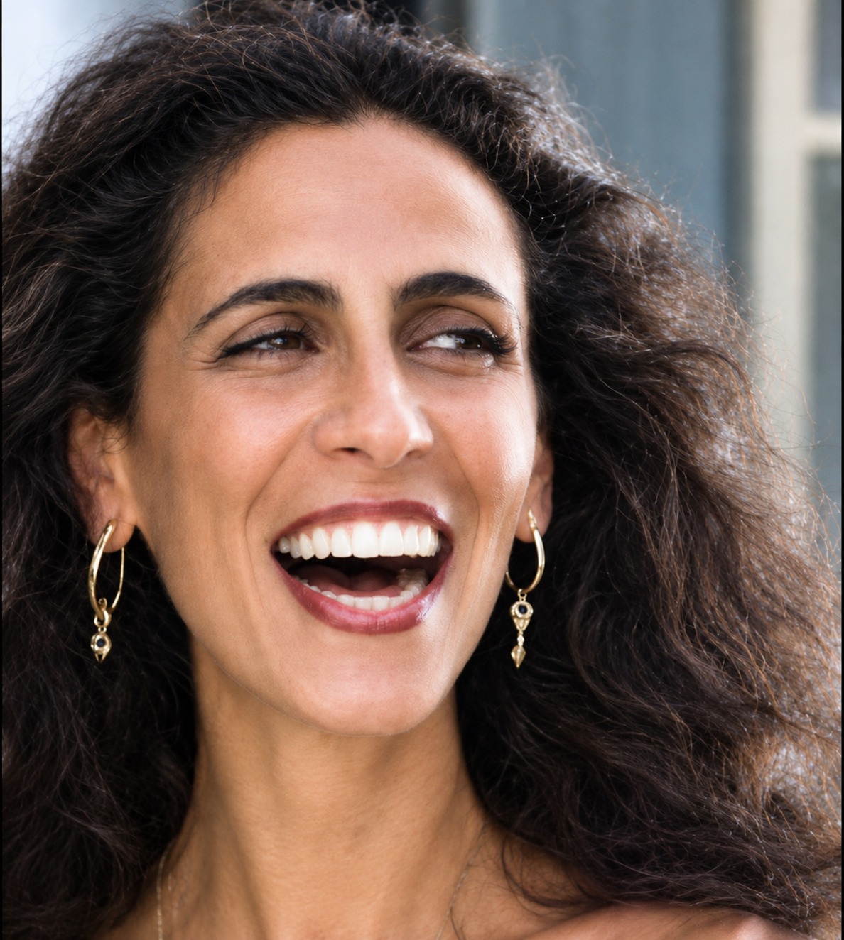 Ritratto di Alessandra Coscino, sorridente
